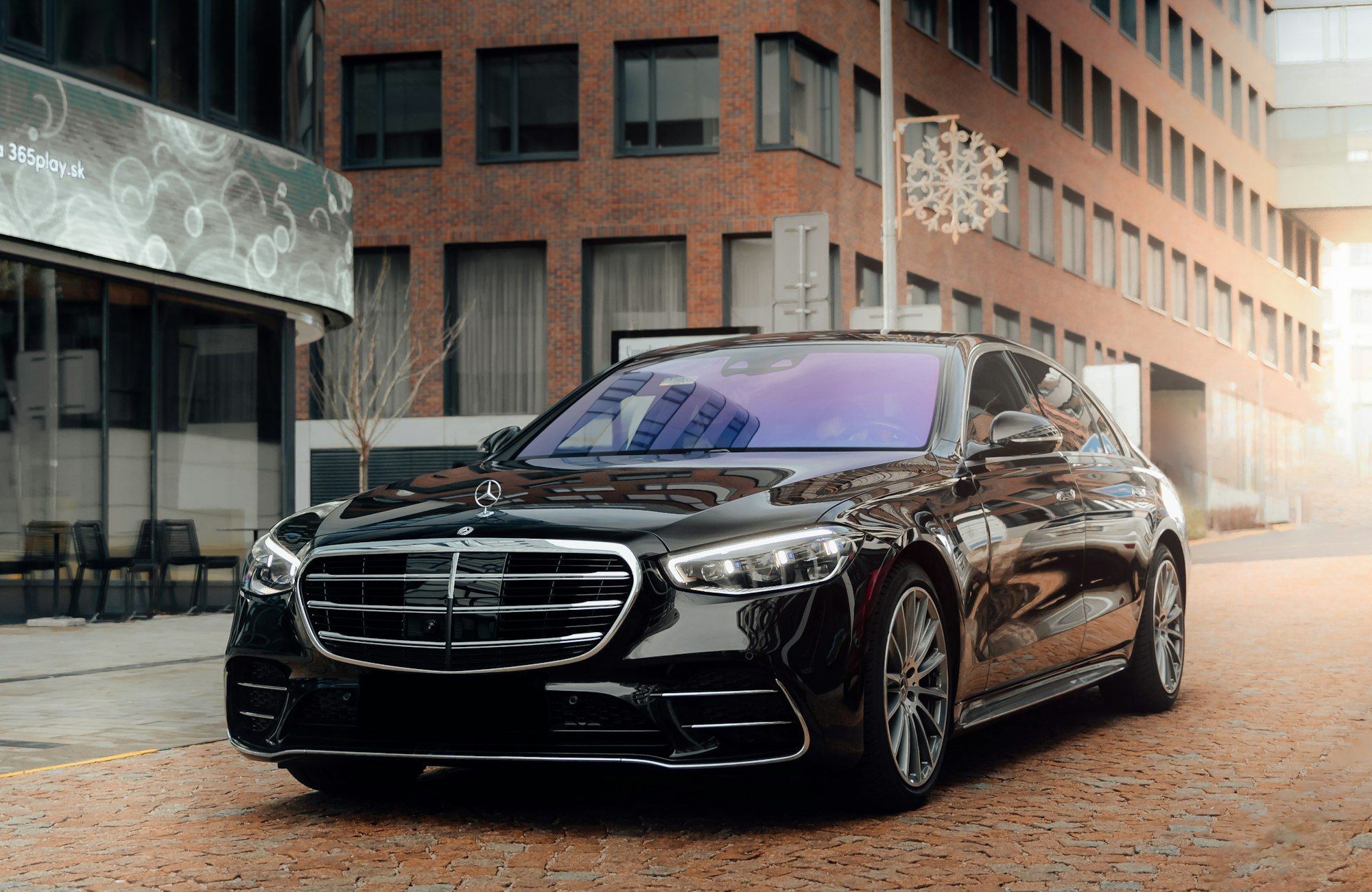 Schwarze Limousine am Straßenrand
